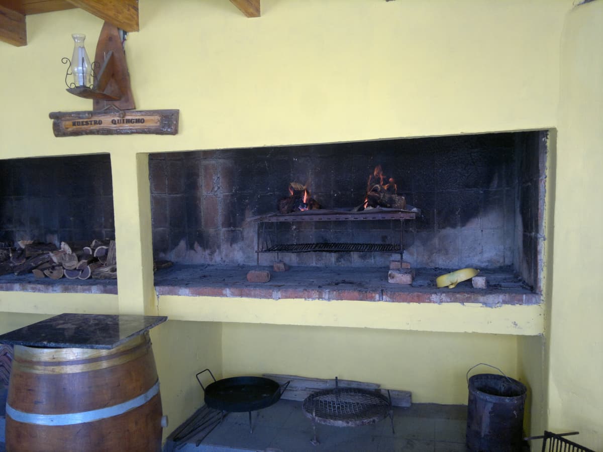 Quincho con asadores